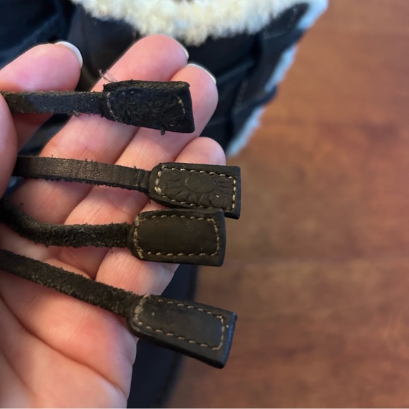 UGG Women’s Cove 5136 Sheepskin Shearling Boots Black Leather US Size 8 Comfort - Picture 10 of 15